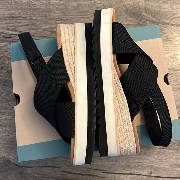 Toms Diana Crossover Wedges - Picture 4 of 12